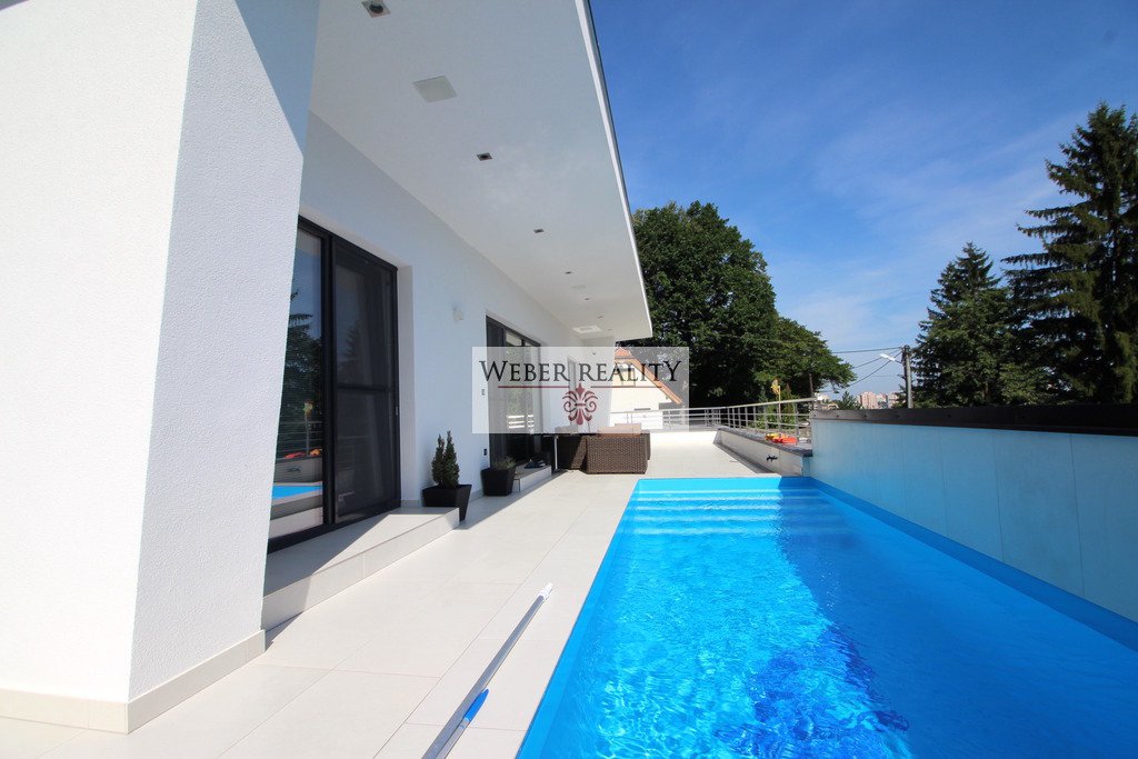 WEBER REALITY luxusný 3-izb.RD v Dúbravke, 120 m2, s bazénom, dvojgarážou, terasou a pekným výhľadom