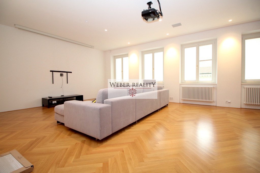 WEBER REALITY 3-izb.luxusný zariadený byt v centre Špitálska ul.pri Medickej záhrade 130 m2, krásny a priestranný, garáž k dispozícii