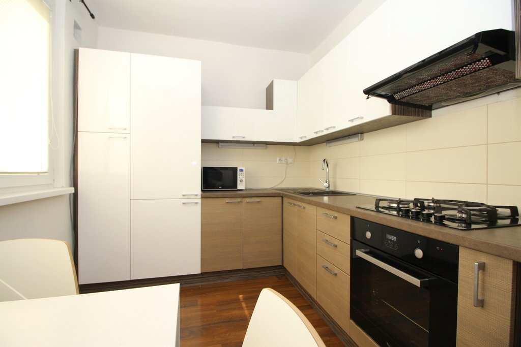 Predáme 2-izb.kompletne zrekonštruovaný byt na zač.Petržalky (Lachova ul.) veľmi pekný, samostatné izby